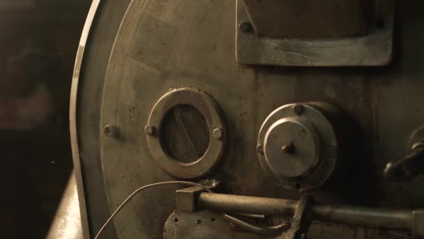 Asador de granos de café en el trabajo en una sala de producción — Vídeos de Stock