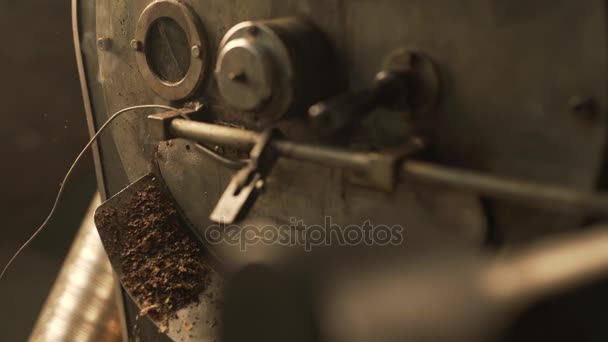 生産部屋で職場でコーヒー豆ロースター — ストック動画