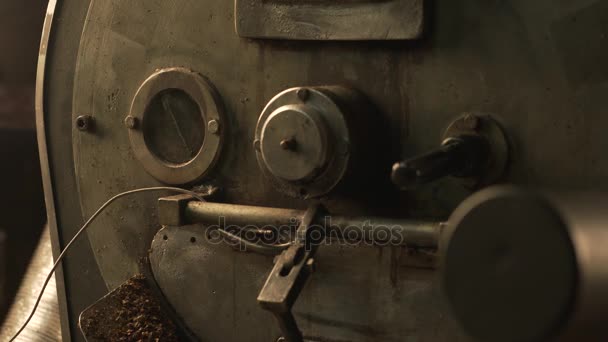 Torrador de grãos de café no trabalho em uma sala de produção — Vídeo de Stock