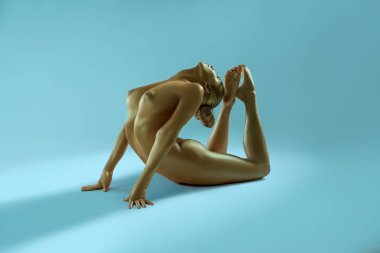Kadın sanat nude portre çekim altın cilt stüdyo ile