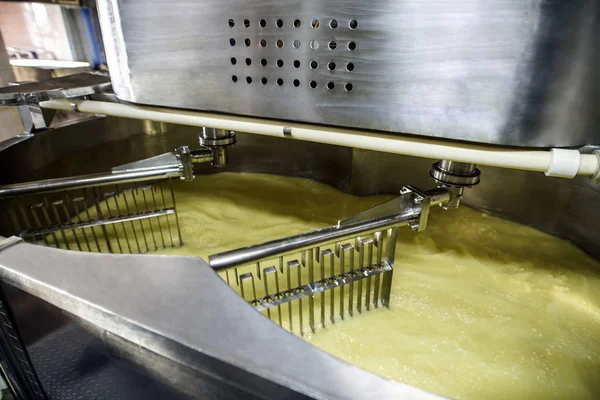 Оборудование на заводе по переработке молока за работой — стоковое фото