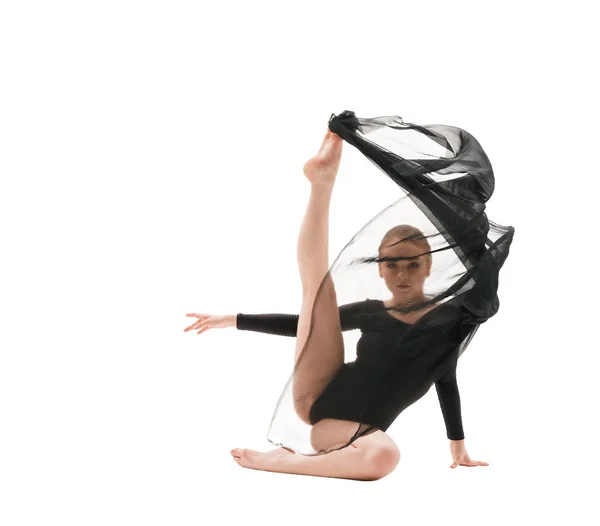 Jeune jolie gymnaste avec tissu noir studio tourné — Photo