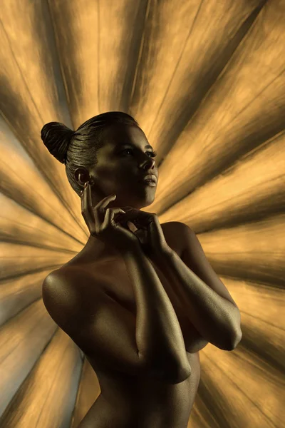 Nacktmodel mit goldenem trendigen Make-up und Bodyart — Stockfoto