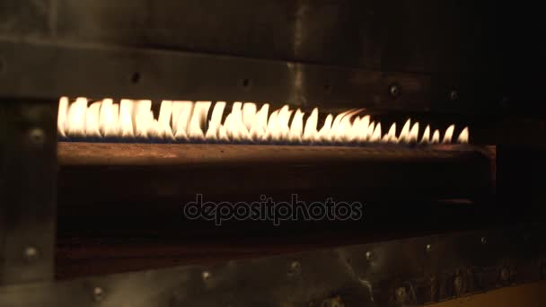 Proceso de tostado de granos de café en el fuego ardiente — Vídeos de Stock