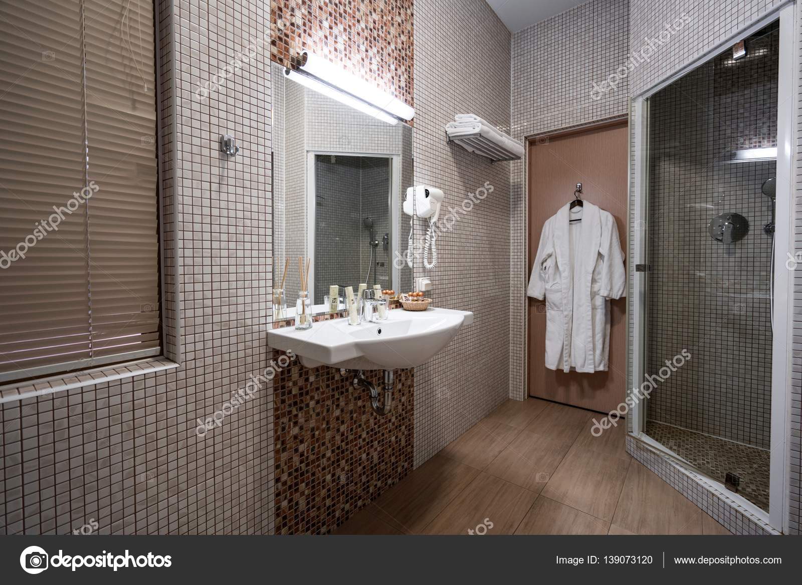 Fina hotell badrum inredning i beige färg — stockfotografi © wisky ...