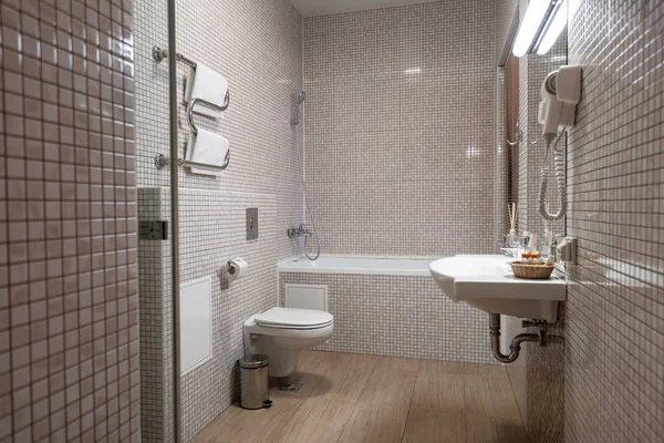 Fine hotel bathroom interior in beige and white — Stock Photo, Image