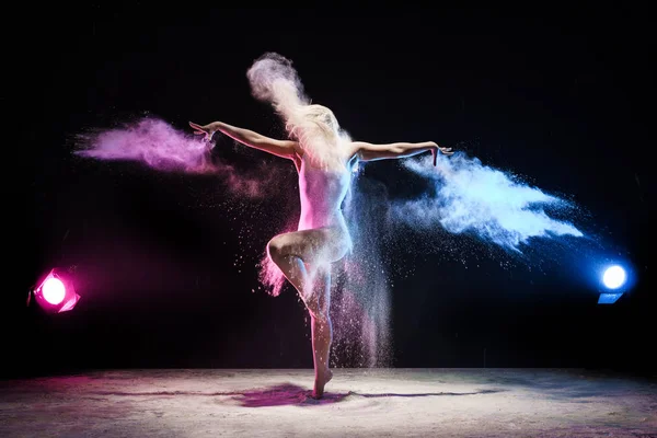 Menina na nuvem de poeira de cor posando no estúdio — Fotografia de Stock