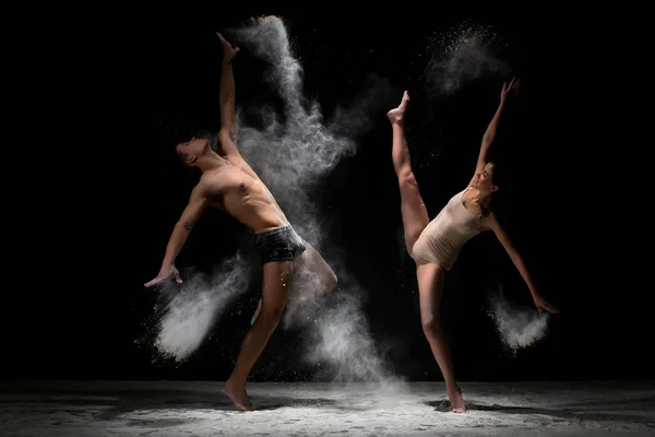 Jeune couple pose dans la poussière blanche nuage studio tourné — Photo