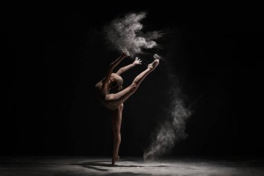 Toz stüdyo çekim bulutu içinde dans zarif kız