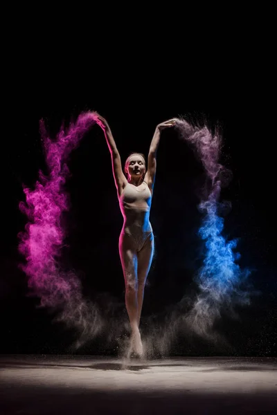 Graciosa menina posando na nuvem de poeira de cor — Fotografia de Stock