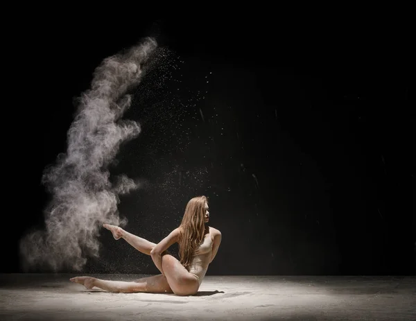 Sportovní blondýny v béžovém těle v oblaku prachu — Stock fotografie