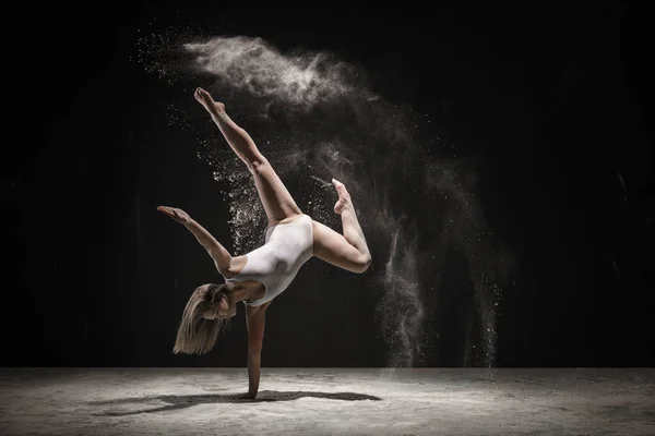 Graziosa bionda che balla nel colore bianco della polvere — Foto Stock