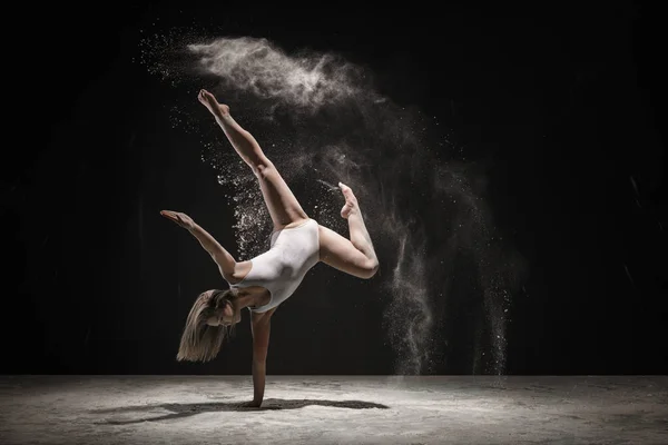 Elegante rubia bailando en color polvo blanco — Foto de Stock