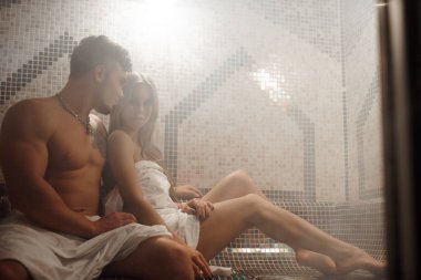 Seksi çift dinlenme lüks saunada sahip