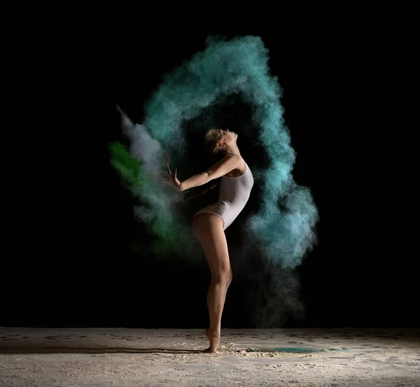 Wdzięku dziewczyna pozuje w chmurze pyłu Zielona w studio — Zdjęcie stockowe