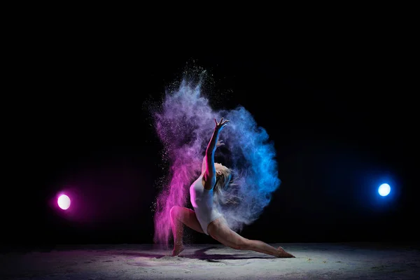 Chica joven posando en color nube de polvo en el estudio — Foto de Stock