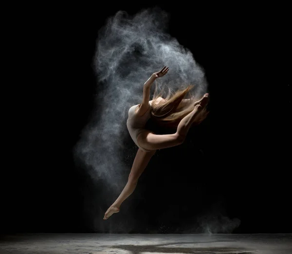 Menina graciosa dançando em pó branco — Fotografia de Stock