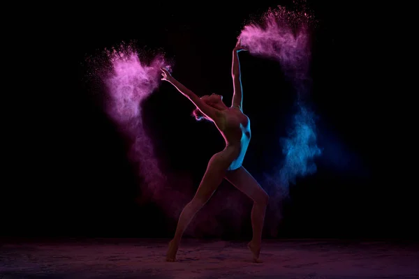 Karcsú lány tánc színes por felhő — Stock Fotó