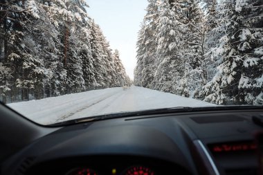 Binek otomobil kış yol boyunca hareket