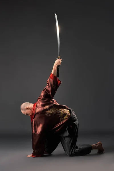 Mannen trainen met zwaard in studio — Stockfoto