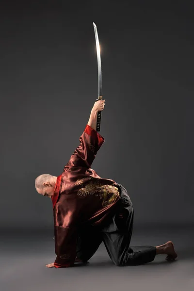 Homens exercitando com espada no estúdio — Fotografia de Stock