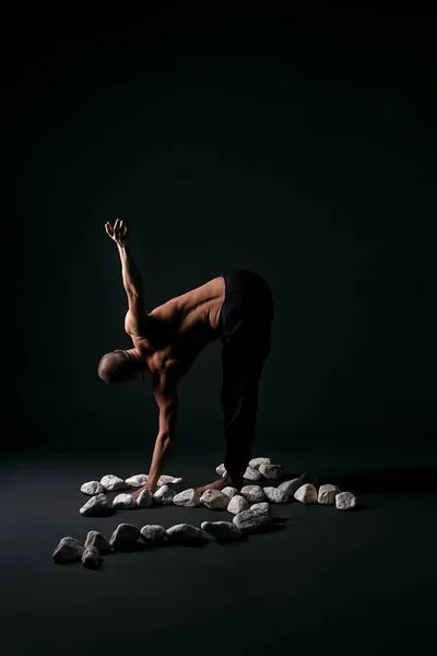 Man doet yoga in studio — Stockfoto