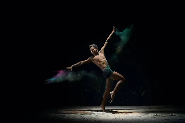 Naakt man dansen op het podium in wolk van kleur stof — Stockfoto