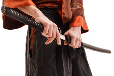 Kılıçlı Çin kılıcı stüdyoya yakın çekim yapıyor.