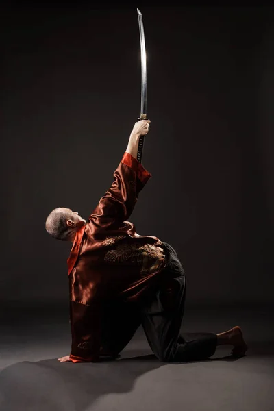 Hombre en traje chino con retrato de estudio de espada — Foto de Stock