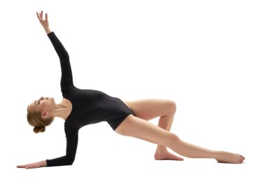 Siyah vücut stüdyosundaki güzel sarışın jimnastikçi.