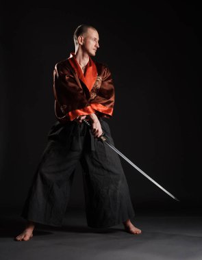 Kimono Japon kılıç ile pratik erkekte