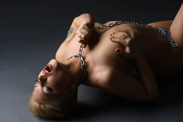 Mulher com corrente de metal no pescoço recebendo orgasmo — Fotografia de Stock
