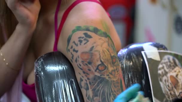 Sexig blondin och tatuering behärska arbete i studio — Stockvideo