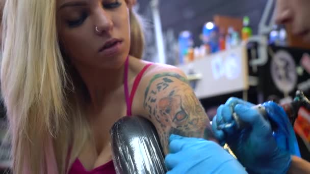 Sexy blonde and tattoo master at work in studio — Stock Video