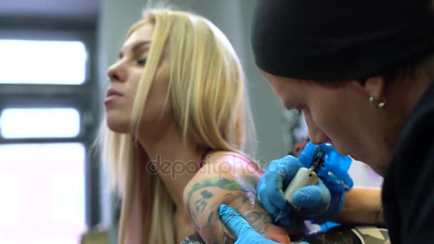 Sexy bionda e tatuaggio master disegno tigre — Video Stock