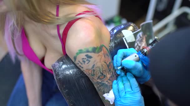 Sexy blonde en tattoo master tekening tijger — Stockvideo