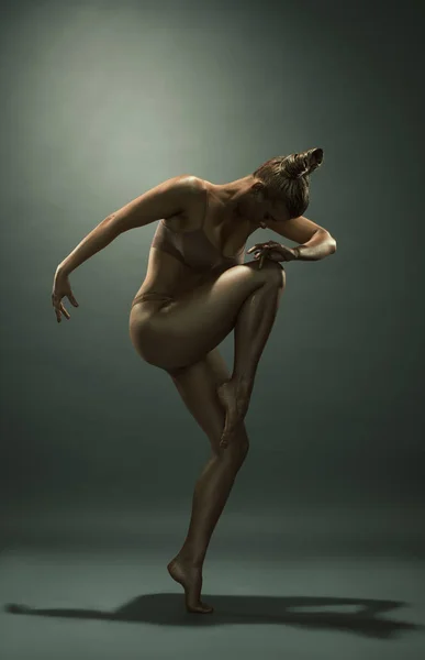 Gold skin woman dancing in studio — Stock Photo, Image