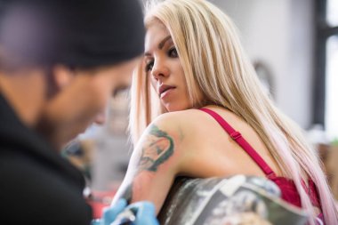 Seksi sarışın ve dövme Studio iş yerinde usta