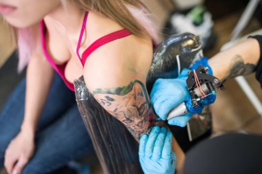 Seksi sarışın ve dövme ana çizim kaplan