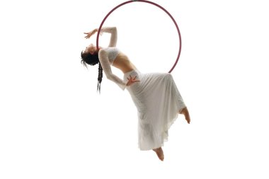 Havadan çemberle egzersiz yapan güzel bir esmer.