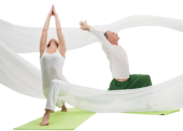 Hombre y mujer haciendo ejercicios de yoga en estudio —  Fotos de Stock