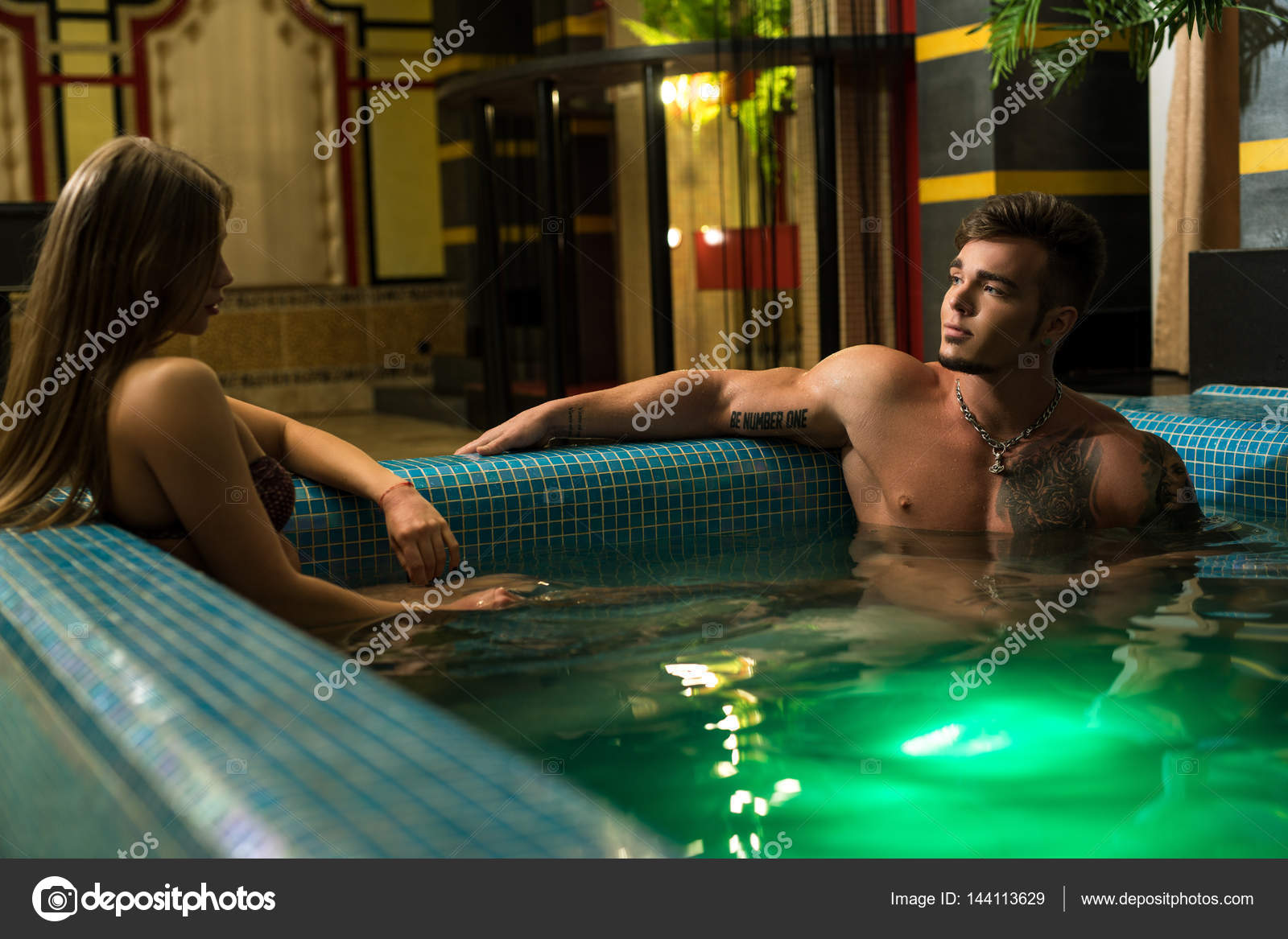 Destino Dialecto Factibilidad Young sexy couple relaxing in jacuzzi Stock Photo by ©Wisky 144113629