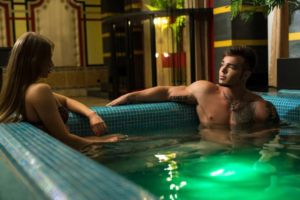 Junges sexy Paar entspannt sich im Whirlpool — Stockfoto