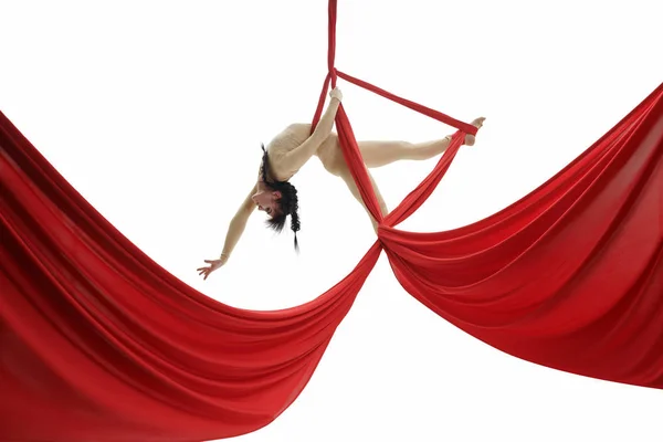 Молода струнка гімнастка вправляється на повітряній тканині — стокове фото