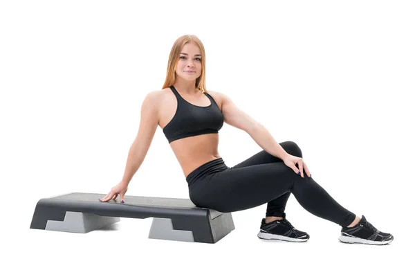 Step-Fitness-Trainer mit Stepper im Studio — Stockfoto