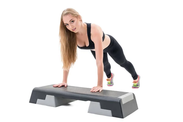 Jonge Fitnesstrainer uitoefenen op stap platform — Stockfoto