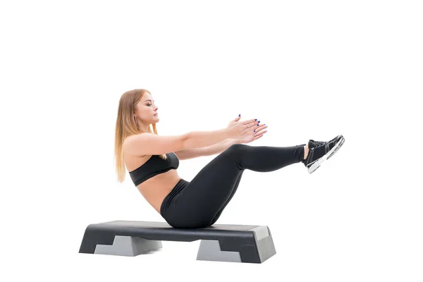 Pretty fitness trainer exercising on step platform — Stock Photo, Image