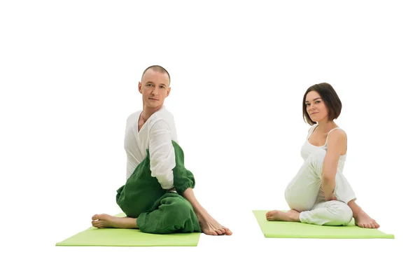 Pareja haciendo ejercicio de yoga en estudio plano aislado —  Fotos de Stock