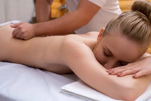 Молода красива жінка насолоджується процедурою масажу — стокове фото