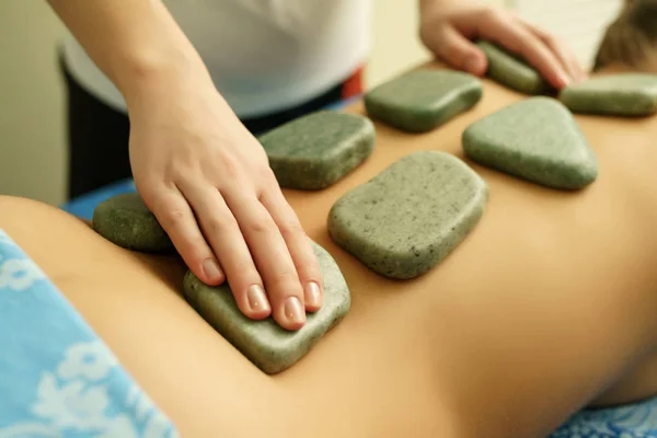 Massagem de pedra no spa, foco na mão do terapeuta — Fotografia de Stock